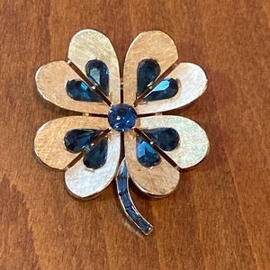 Beautiful  gold tone Crown TRIFARI 4-leaf clover pin w sapphire blue rhinestones